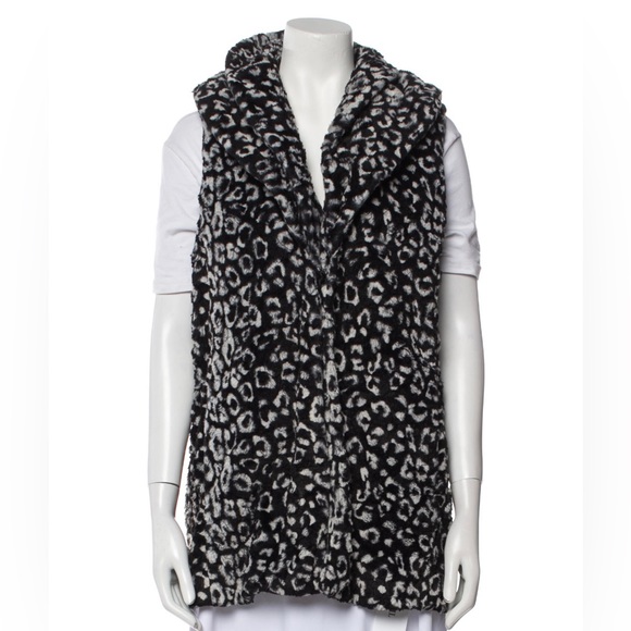 Alice + Olivia Jackets & Blazers - 🖤🤍Alice + Olivia Very Soft Animal Print Vest🤍🖤